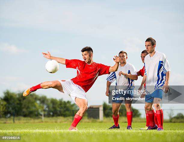 サッカー選手の足蹴りボールている。 - ストライカー ストックフォトと画像