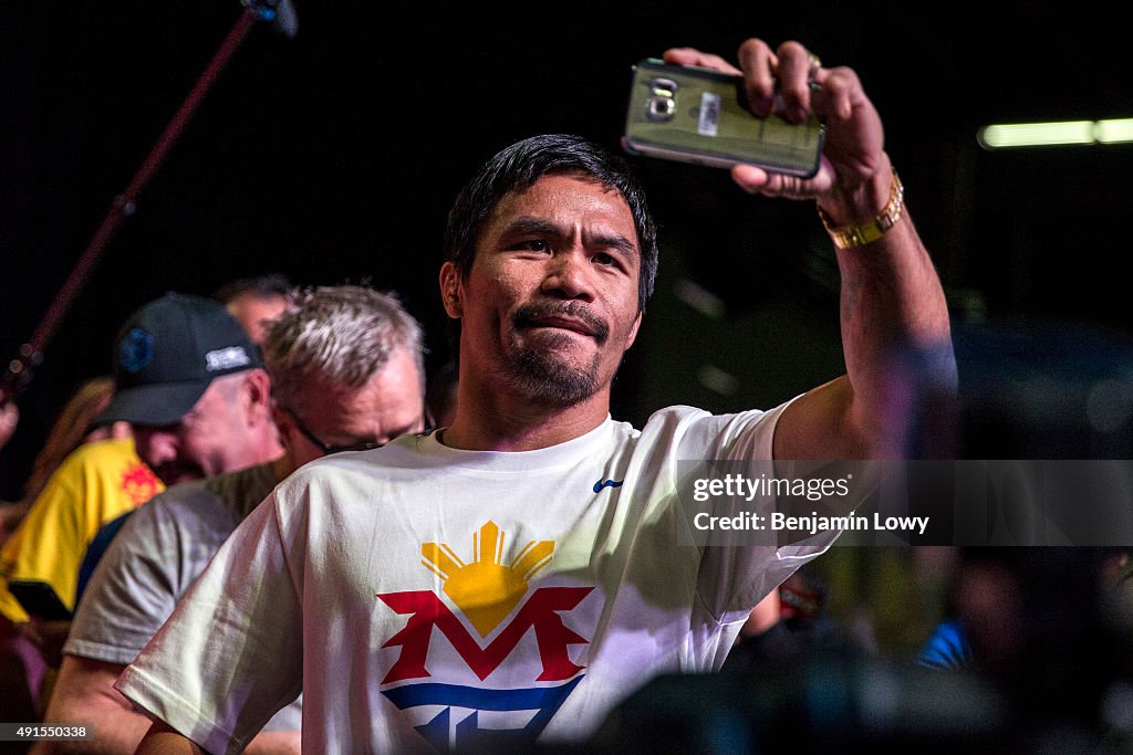 Manny Pacquiao Fights Floyd Mayweather in Welterweight Title Fight