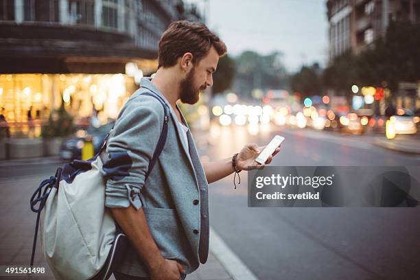 jovem sobre as ruas da cidade grande. - bem vestido imagens e fotografias de stock