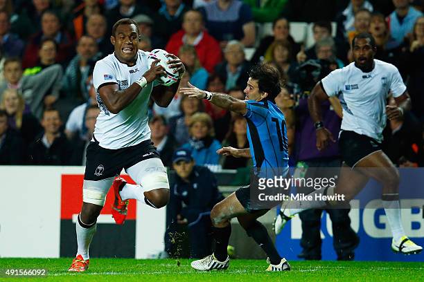 Leone Nakarawa of Fiji runs past Alejo Duran of Uruguay as he scores their fourth try during the 2015 Rugby World Cup Pool A match between Fiji and...