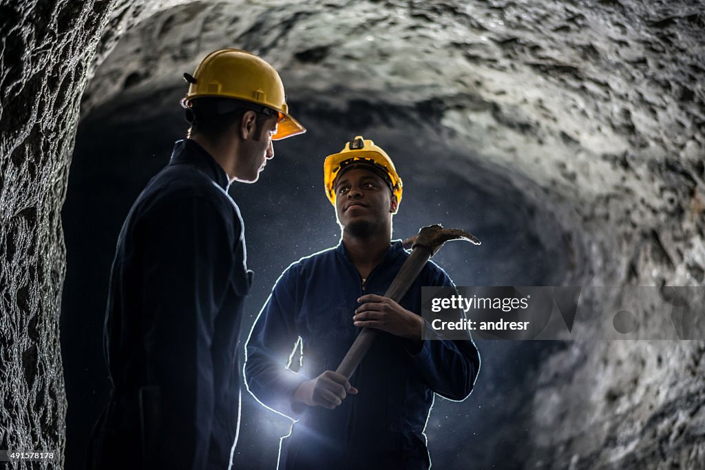 Mineros trabajando en una mina