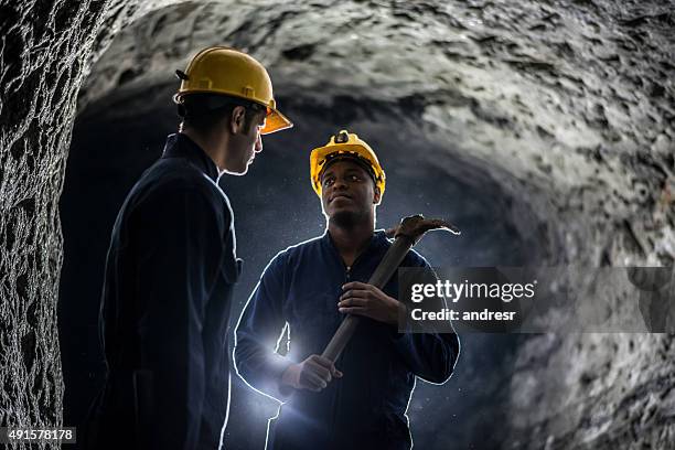mineros trabajando en una mina - minero de carbón fotografías e imágenes de stock