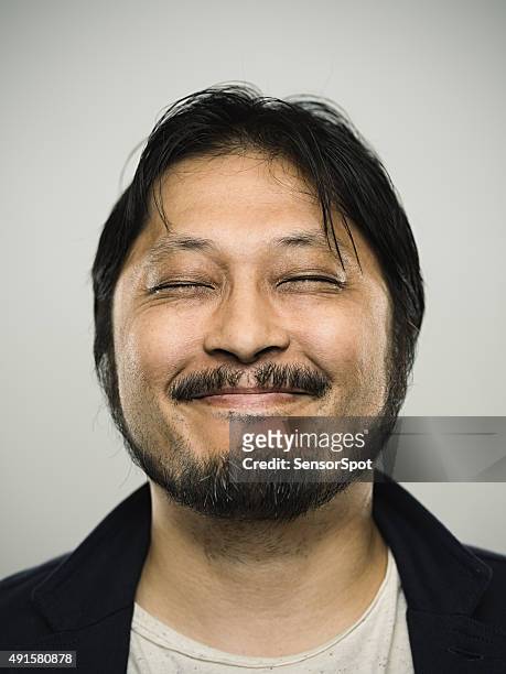 portrait d'un heureux homme à la recherche dans la caméra japonais - eye men photos et images de collection