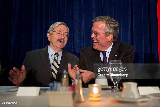 Jeb Bush, former Governor of Florida and 2016 Republican presidential candidate, right, shares a laugh with Terry Branstad, Governor of Iowa, during...