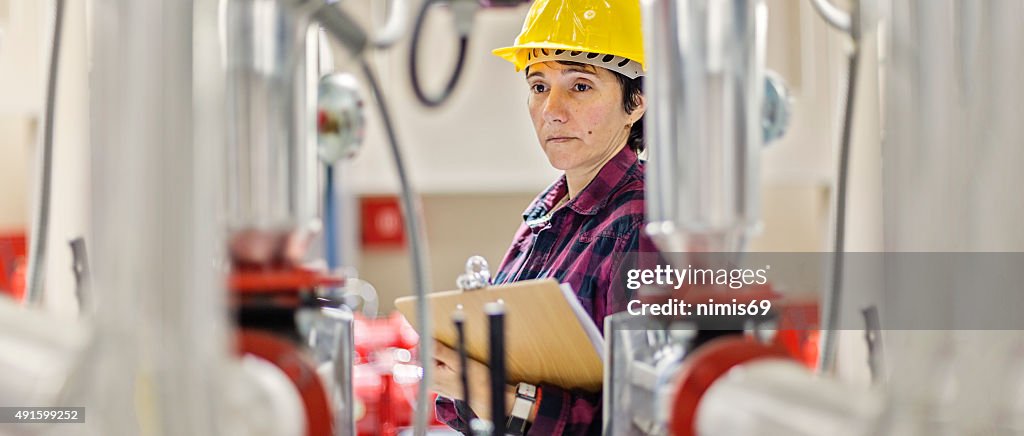 Weibliche einem engeneer bei der Arbeit