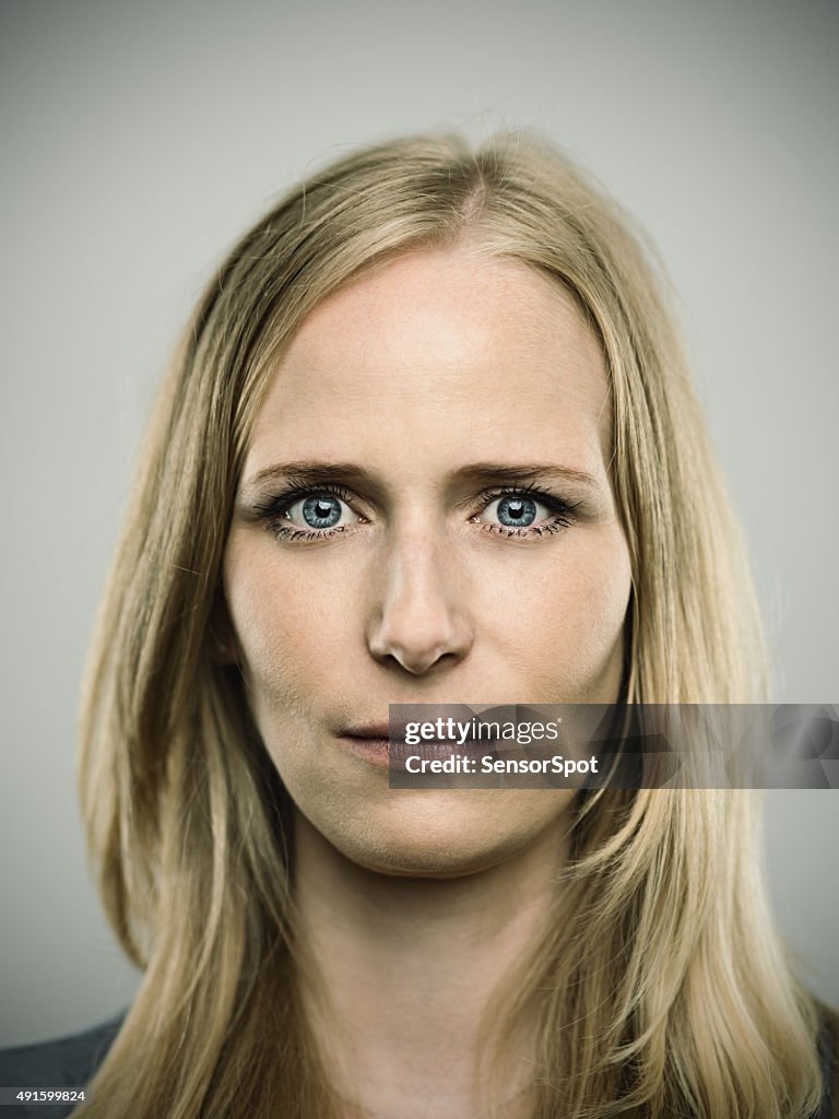 Porträt eines jungen deutsche Frau, Blick in die Kamera