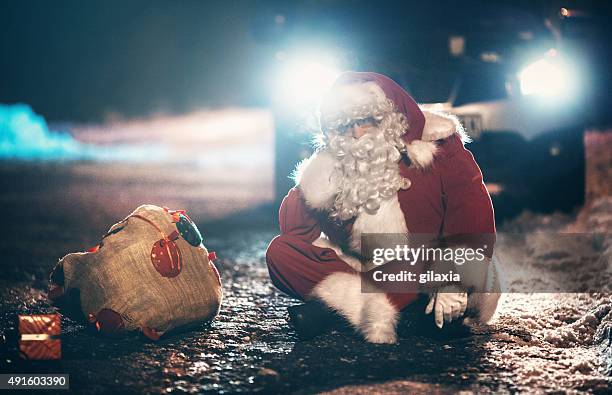 santa claus having car trouble. - christmas driving stockfoto's en -beelden