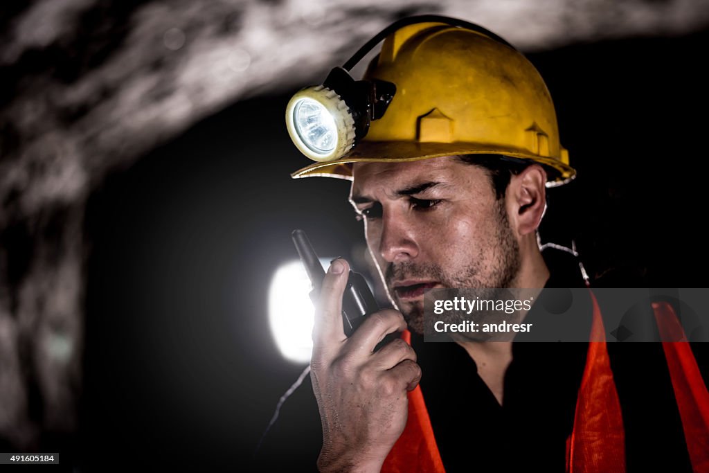 Bergmann spricht über einen Walkie-Talkie