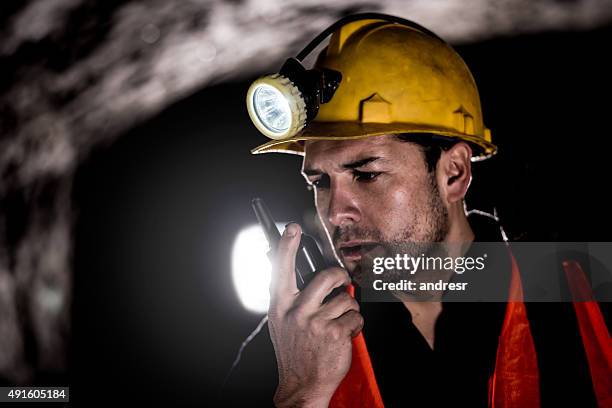 minero hablando en un walkie-talkie - sales occupation fotografías e imágenes de stock