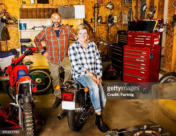 casal em sua oficina motocicleta garagem - anti aging imagens e fotografias de stock