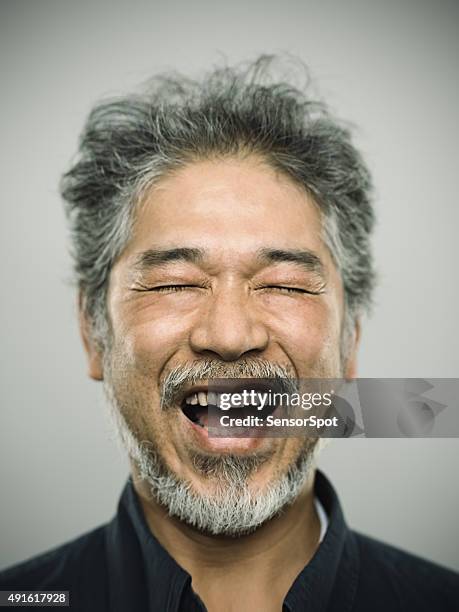 ritratto di un uomo felice reale giapponese con grigio capelli. - japanese old man foto e immagini stock