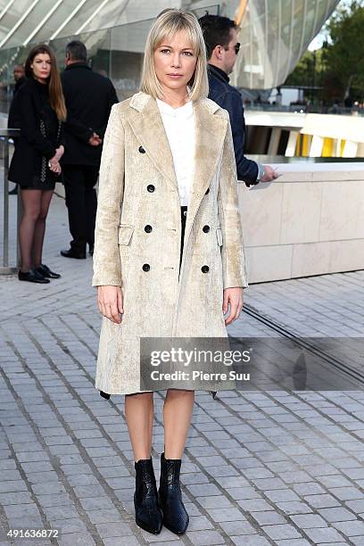 Michelle Williams arrives at the Louis Vuitton show as part of the Paris Fashion Week Womenswear Spring/Summer 2016 on October 7, 2015 in Paris,...