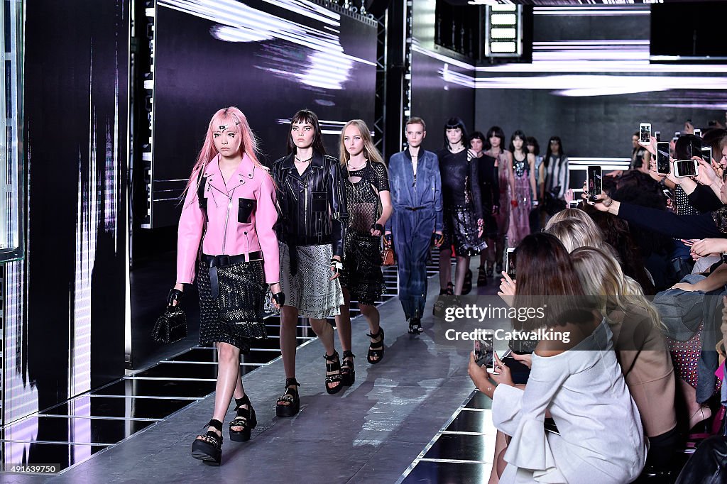 Louis Vuitton - Runway RTW - Spring 2016 - Paris Fashion Week