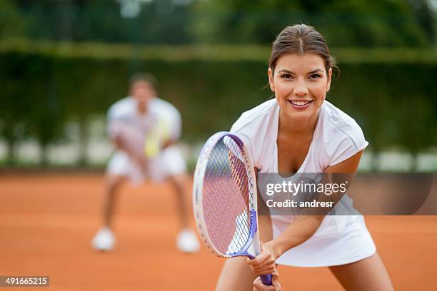 frau spielt tennis - doubles tennis stock-fotos und bilder