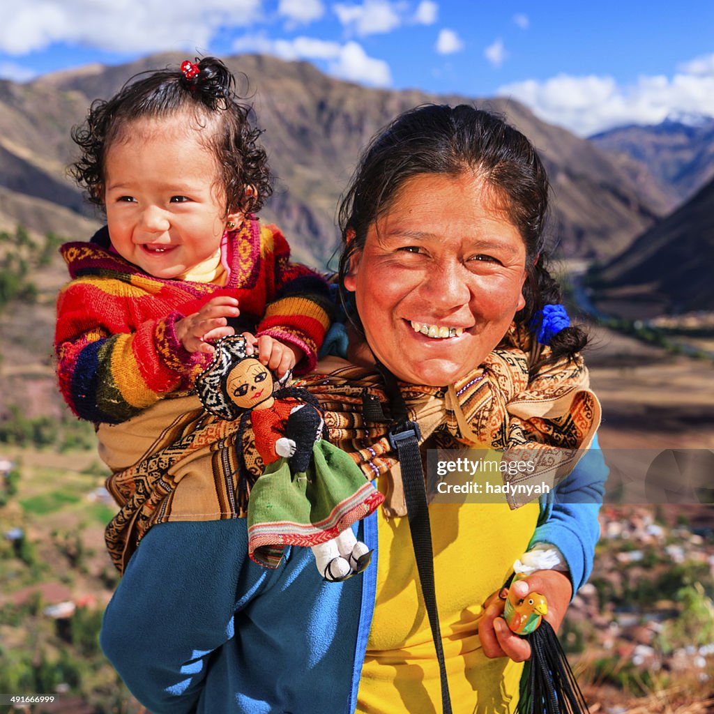 Peruanische Frau mit Ihrem baby auf dem Rücken in Pisac