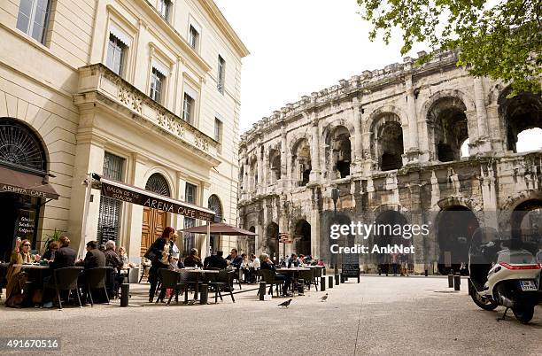 café nahe der römischen arena in nimes - verona arena stock-fotos und bilder