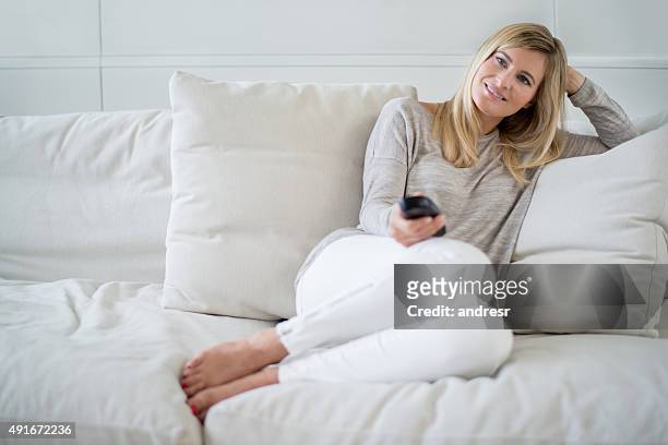 donna a casa a guardare tv - parte di una serie foto e immagini stock