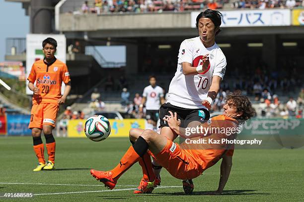 Ryota Morioka of Vissel Kobe is tackled by Dejan Jakovic of Shimizu S-Pulse during the J.League match between Shimizu S-Pulse and Vissel Kobe at IAI...
