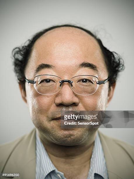 retrato de un hombre con auténtico estilo japonés negro. - cara hombre gordo fotografías e imágenes de stock