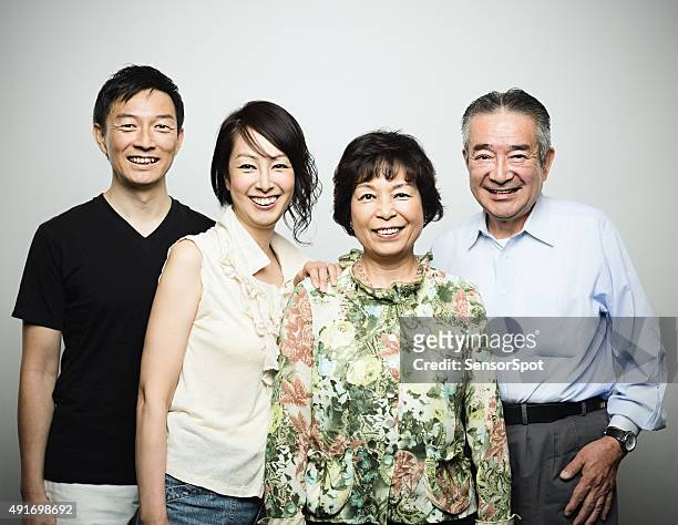 two generation japanese family - fine art portrait stockfoto's en -beelden