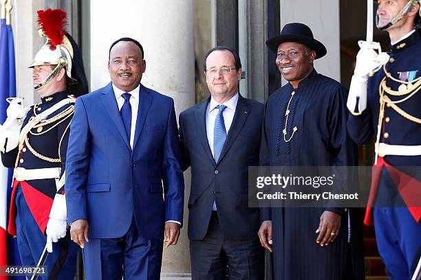 Niger's president Mahamadou Issoufou , French President Francois Hollande and Nigeria's President Goodluck Jonathan pose for a picture before an...