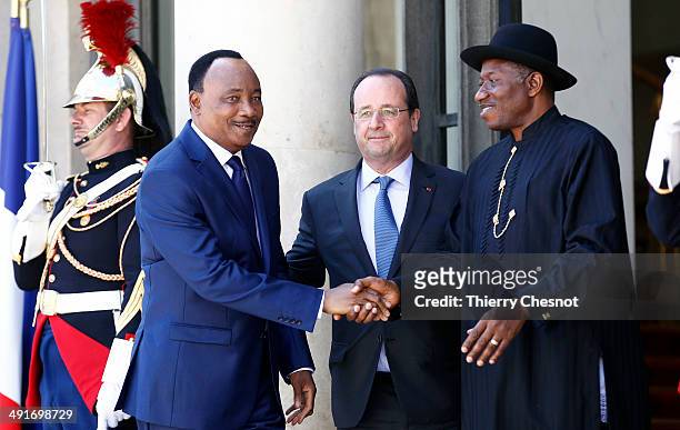 Niger's president Mahamadou Issoufou , French President Francois Hollande and Nigeria's President Goodluck Jonathan pose for a picture before an...