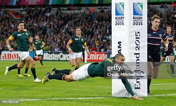 Bryan Habana of South Africa scores a try during the 2015 Rugby World Cup Pool B match between South Africa and USA at Olympic Stadium on October 7,...