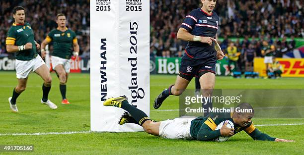 Bryan Habana of South Africa scores a try during the 2015 Rugby World Cup Pool B match between South Africa and USA at Olympic Stadium on October 7,...