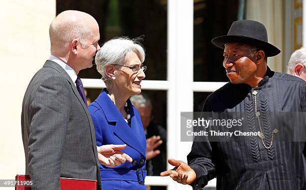 Nigeria's president Goodluck Jonathan speaks with Britain's Foreign Secretary William Hague and US Under Secretary of State for Political Affairs...