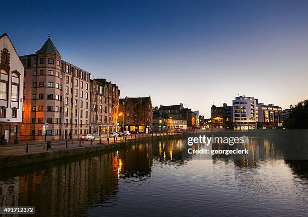 leith waterfront al crepuscolo - edinburgh foto e immagini stock