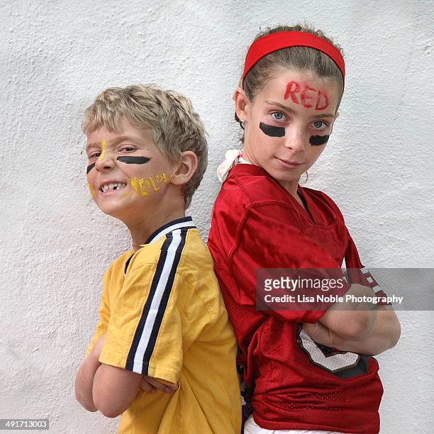 sibling rivalry: brother vs sister - jersey top stockfoto's en -beelden