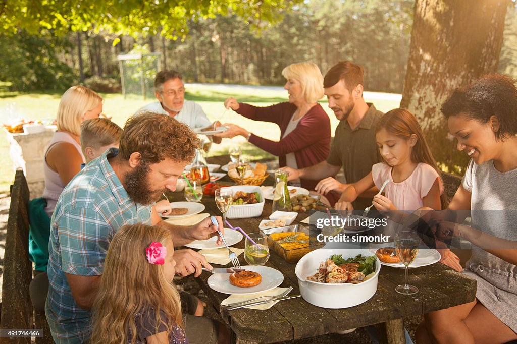 Familie genießen Sie barbecue im Freien