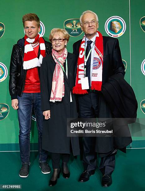 Edmund Stoiber pose with his wife Karin Stoiber and son Dominic Stoiber on the green carpet prior to the DFB Cup final at Olympiastadion on May 17,...