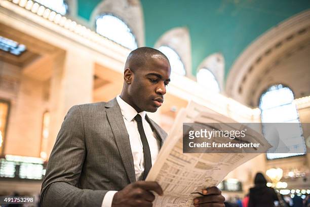 business-mann-porträt in new york city - media opportunity stock-fotos und bilder