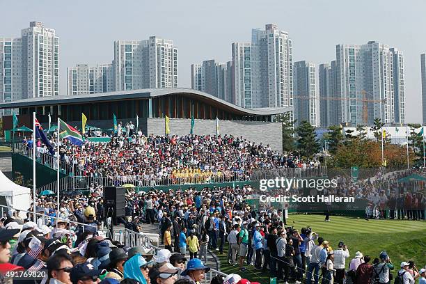 Bubba Watson of the United States Team watches his tee shot on the first hole during the Thursday foursomes matches at The Presidents Cup at Jack...