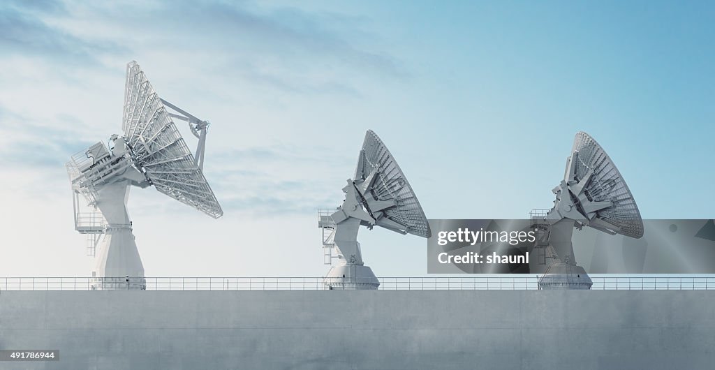 Trio de platos de televisión vía satélite