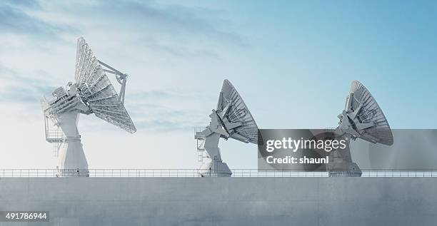 trio de plats par satellite - antenne parabolique photos et images de collection