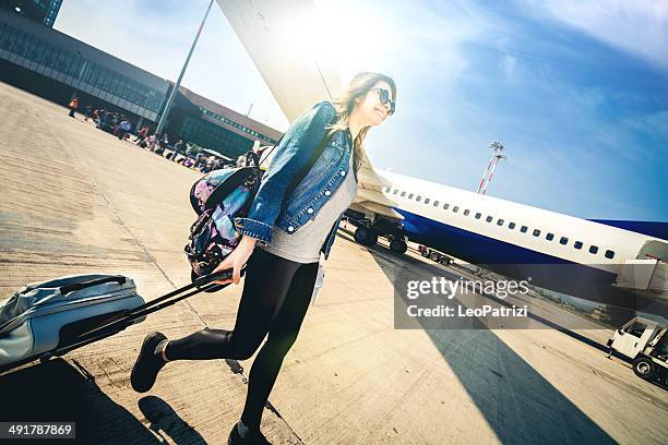 young woman leaving for vacations - inexpensive stockfoto's en -beelden