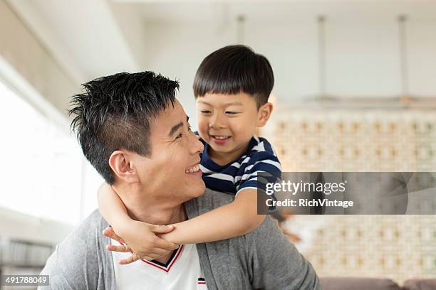 father and son - chinese kid stockfoto's en -beelden