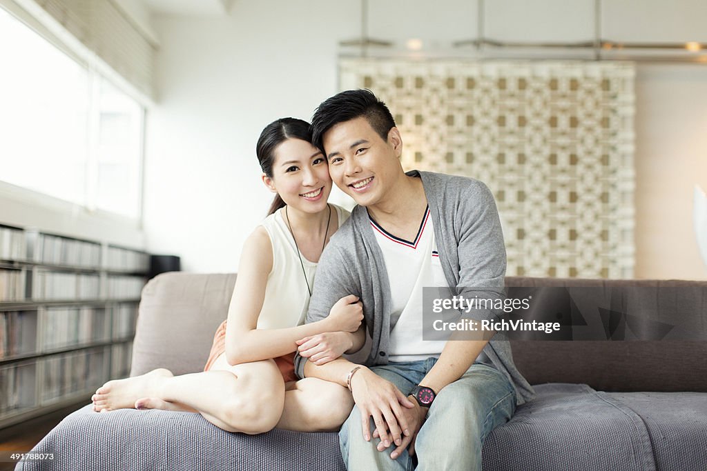 Junge chinesische paar Portrait auf Couch