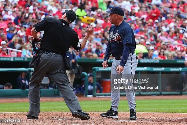 Umpire Ron Kulpa throws manager Fredi Gonzalez of the Atlanta Braves out of the game after Gonzalez argues a call in the fifth inning against the St....