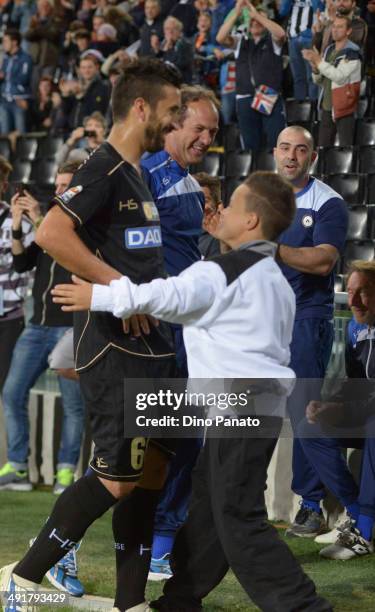 Gianpiero Pinzi of Udinese Calcio celebrates with is son after Di Natale's goal during the Serie A match between Udinese Calcio and Sampdoria at...