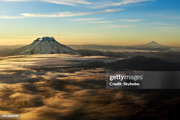 monte rainier nascer do sol - montanha adams imagens e fotografias de stock