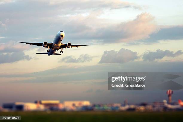 airplane take off - heathrow airport fotografías e imágenes de stock
