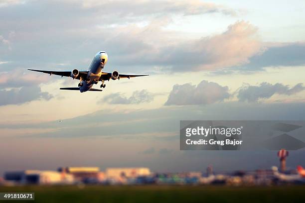 airplane take off - heathrow airport stock pictures, royalty-free photos & images