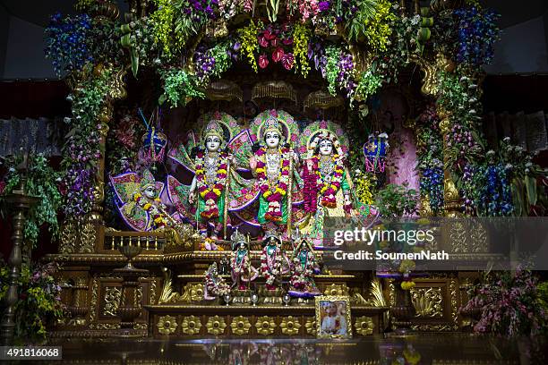 iskcon-tempel, new delhi – cngltrv1109 - hindu god krishna stock-fotos und bilder