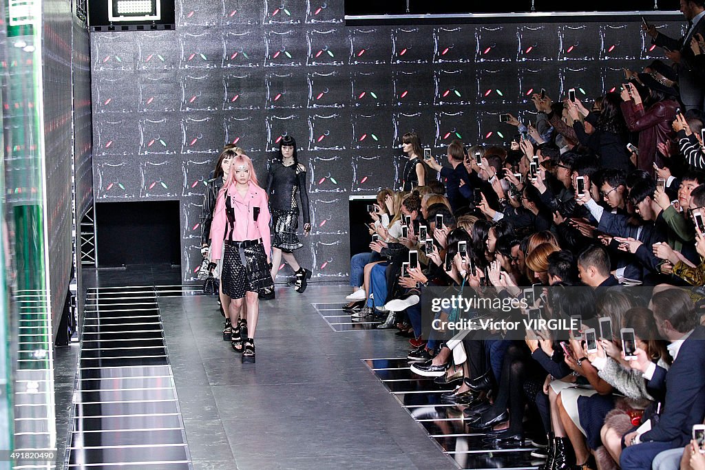 Louis Vuitton : Runway - Paris Fashion Week Womenswear Spring/Summer 2016