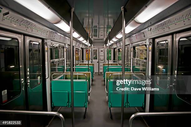 paris metro carriage - empty seat photos et images de collection