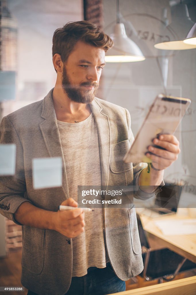 Mann arbeitet im modernen Büro.