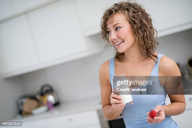 woman having a healthy snack - calcio sport imagens e fotografias de stock